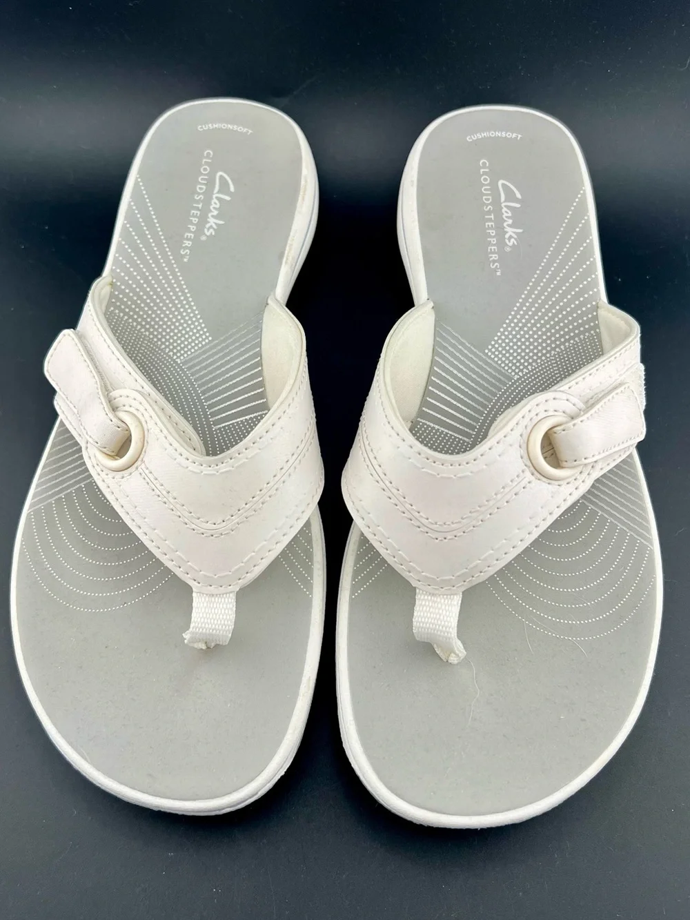 Clarks Cloudsteppers Cushion Soft Flip Flop Summer Sandals White / Gray Sz 8 EUC